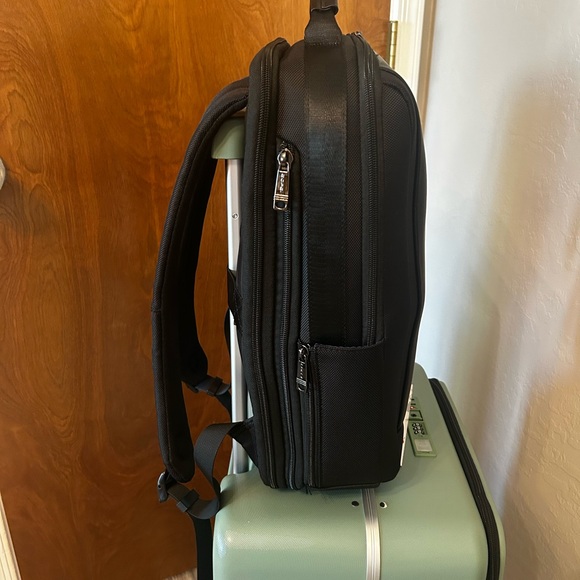 Black Antitheft Backpack new w/o tags - Picture 4 of 13